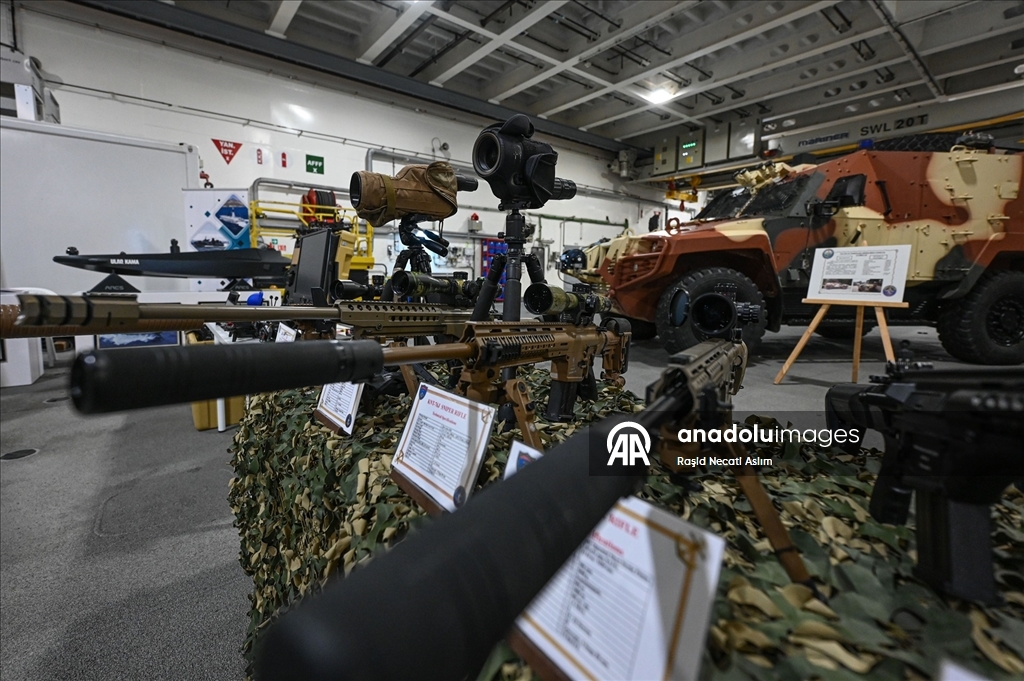 İngiltere'nin Southampton Limanı'na demirleyen TCG Anadolu gemisinde, Türk savunma sanayisi tanıtıldı