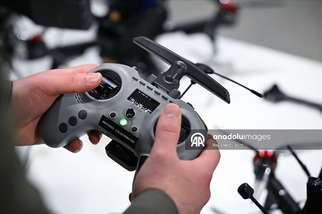 İngiltere'nin Southampton Limanı'na demirleyen TCG Anadolu gemisinde, Türk savunma sanayisi tanıtıldı