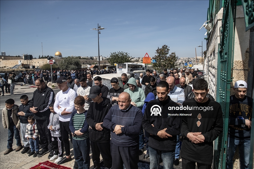 İsrail'in Mescid-i Aksa'yı ibadete kapatması üzerine Filistinliler cuma namazını sokaklarda kıldı