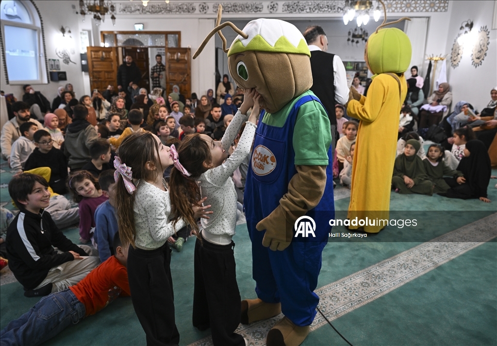 В Берлине традиции Рамазана сохраняют с помощью театров Насреддина Ходжи и теней