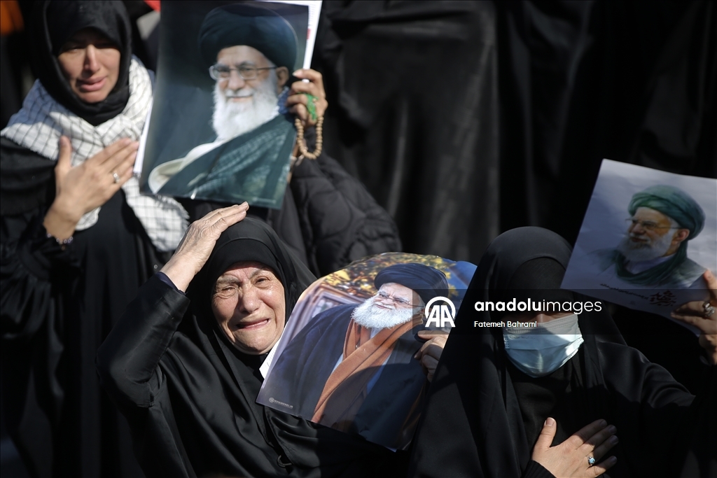 Tahran’da cuma namazının ardından toplanan kalabalık ABD ve İsrail’i protesto etti