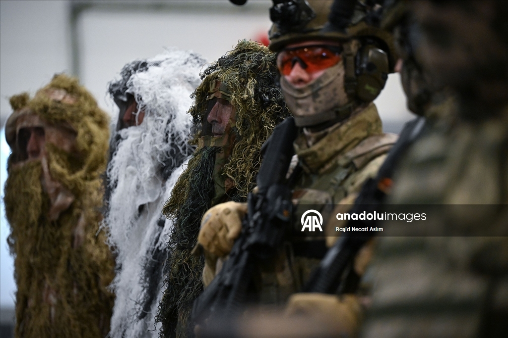 İngiltere'nin Southampton Limanı'na demirleyen TCG Anadolu gemisinde, Türk savunma sanayisi tanıtıldı