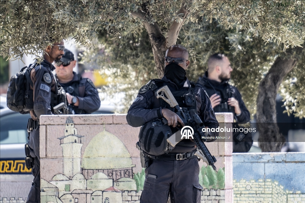 İsrail'in Mescid-i Aksa'yı ibadete kapatması üzerine Filistinliler cuma namazını sokaklarda kıldı