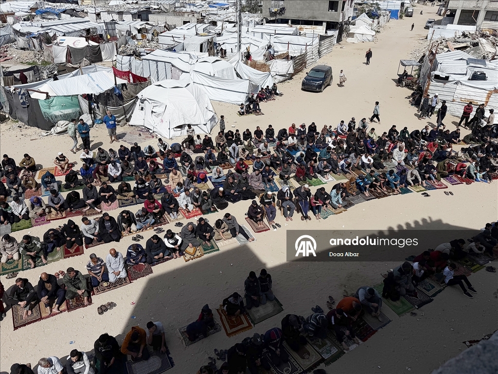 Gazze'de ramazan ayının üçüncü cuma namazı Elbani Camisi enkazında kılındı