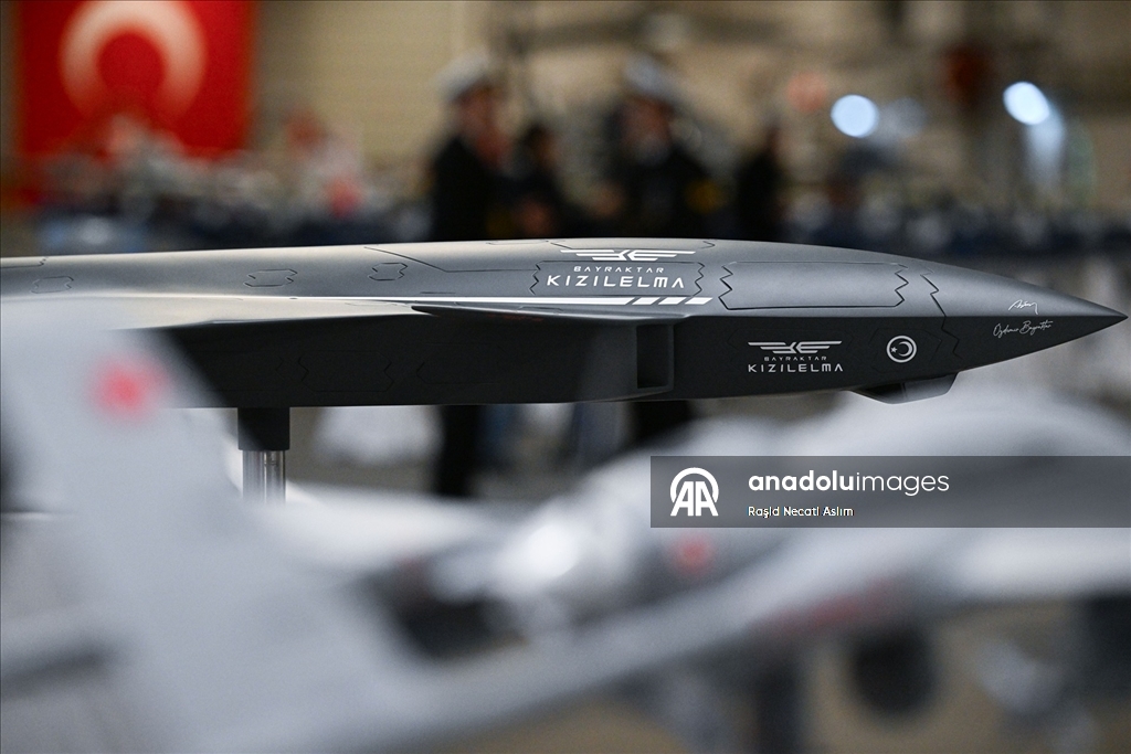 İngiltere'nin Southampton Limanı'na demirleyen TCG Anadolu gemisinde, Türk savunma sanayisi tanıtıldı