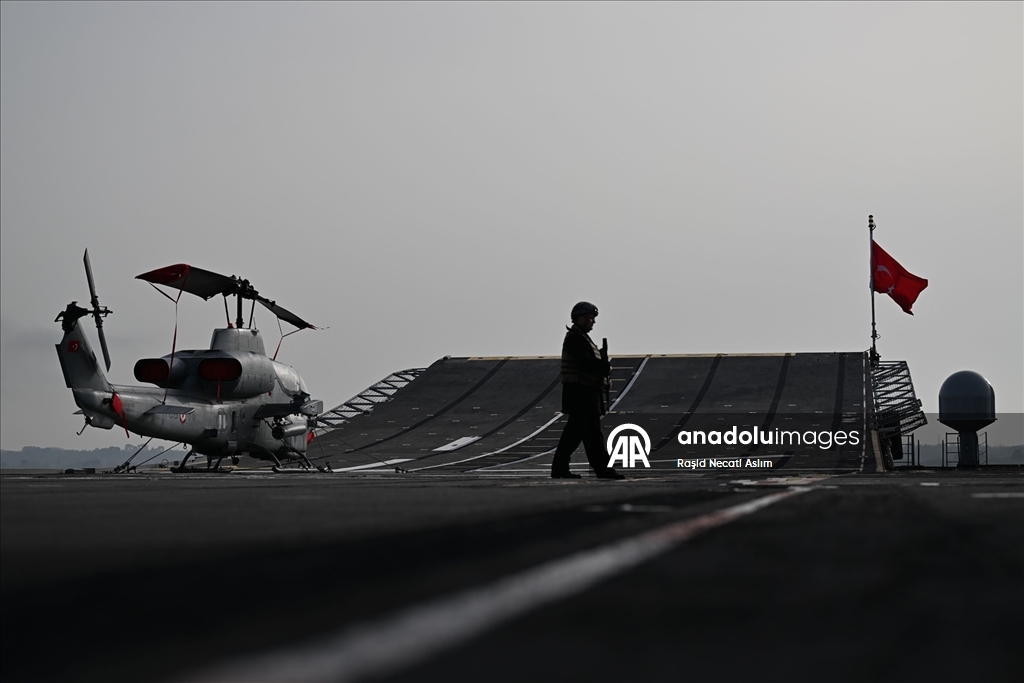 İngiltere'nin Southampton Limanı'na demirleyen TCG Anadolu gemisinde, Türk savunma sanayisi tanıtıldı