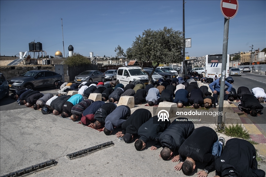İsrail'in Mescid-i Aksa'yı ibadete kapatması üzerine Filistinliler cuma namazını sokaklarda kıldı