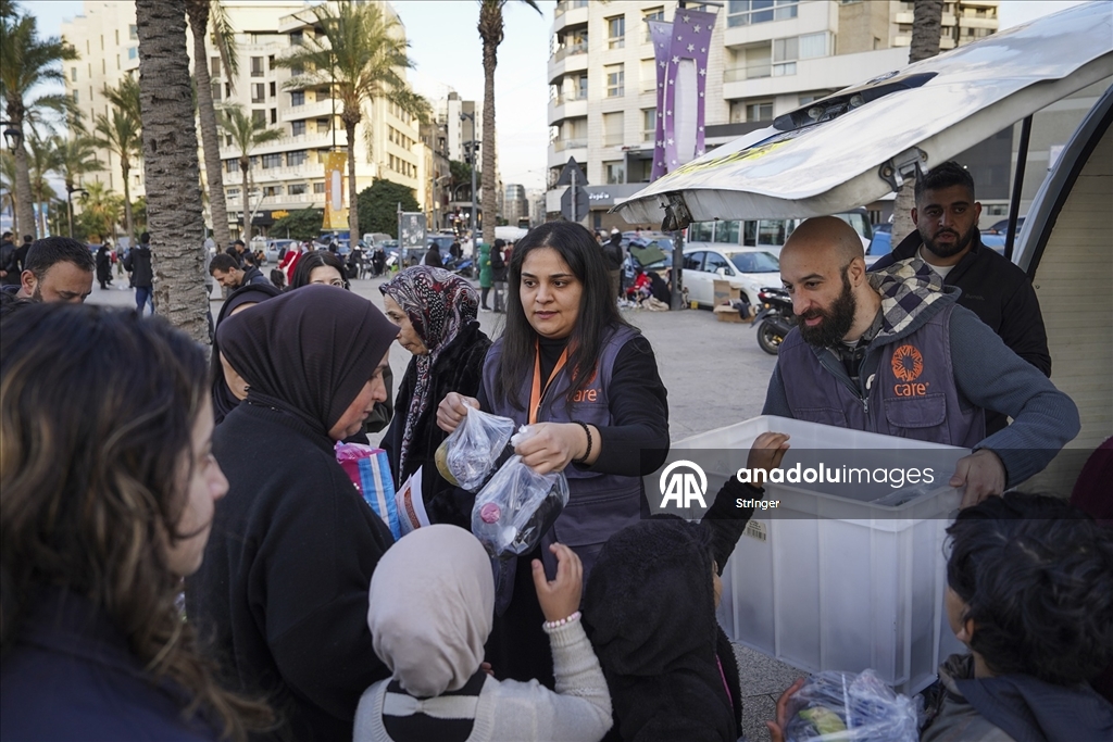İsrail saldırıları nedeniyle evlerinden kaçan Lübnanlılar, günlerini sokakta geçiriyor