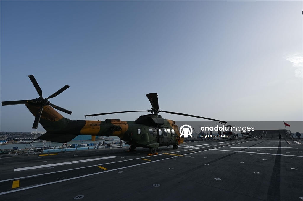 İngiltere'nin Southampton Limanı'na demirleyen TCG Anadolu gemisinde, Türk savunma sanayisi tanıtıldı