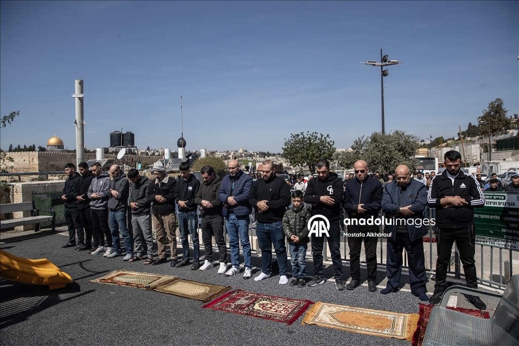 İsrail'in Mescid-i Aksa'yı ibadete kapatması üzerine Filistinliler cuma namazını sokaklarda kıldı