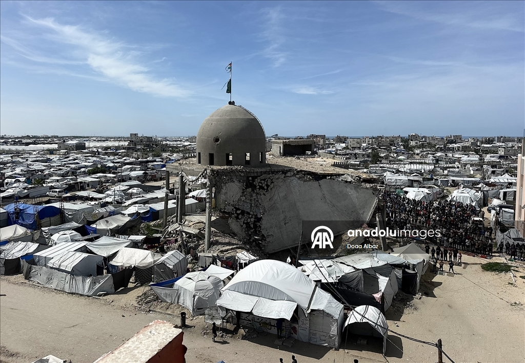 Gazze'de ramazan ayının üçüncü cuma namazı Elbani Camisi enkazında kılındı