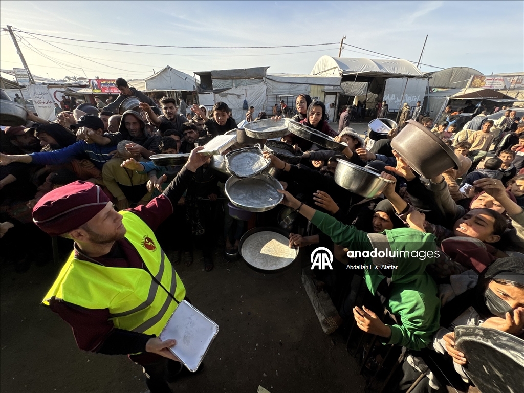 Gazze'de yerinden edilmiş Filistinlilere sıcak yemek dağıtımı yapıldı
