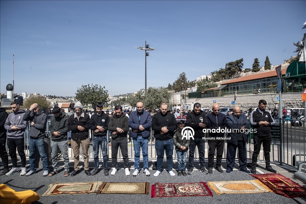 İsrail'in Mescid-i Aksa'yı ibadete kapatması üzerine Filistinliler cuma namazını sokaklarda kıldı