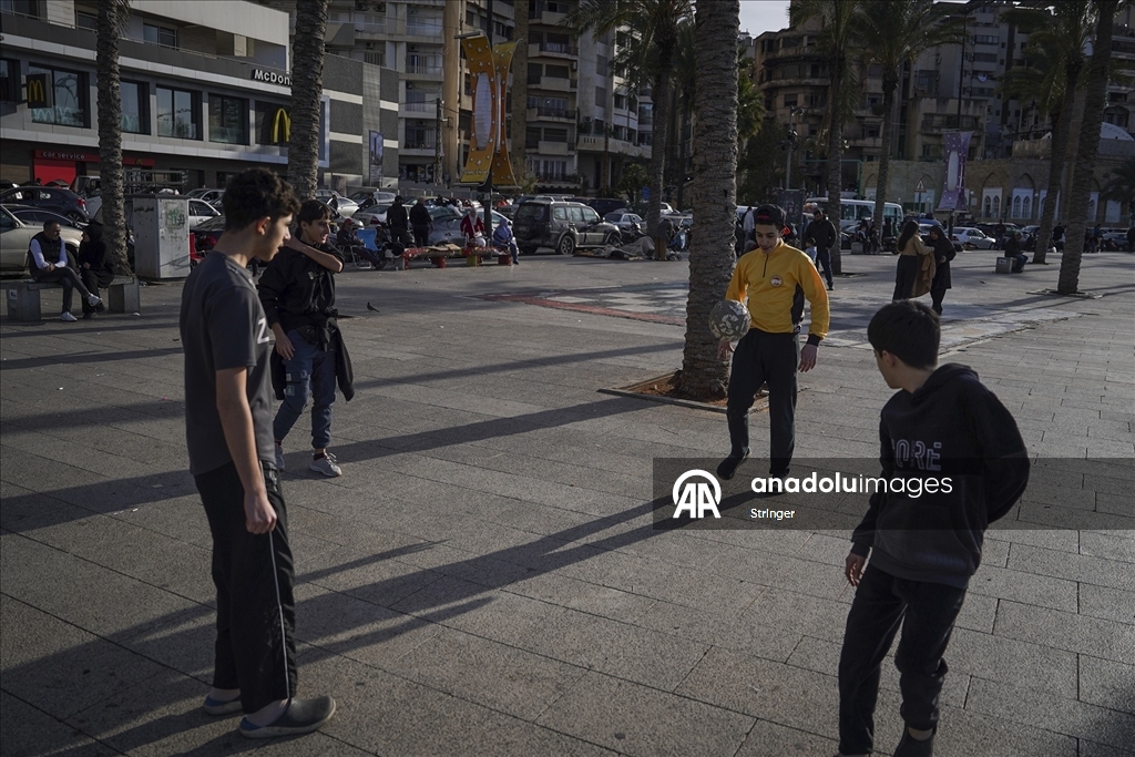 İsrail saldırıları nedeniyle evlerinden kaçan Lübnanlılar, günlerini sokakta geçiriyor