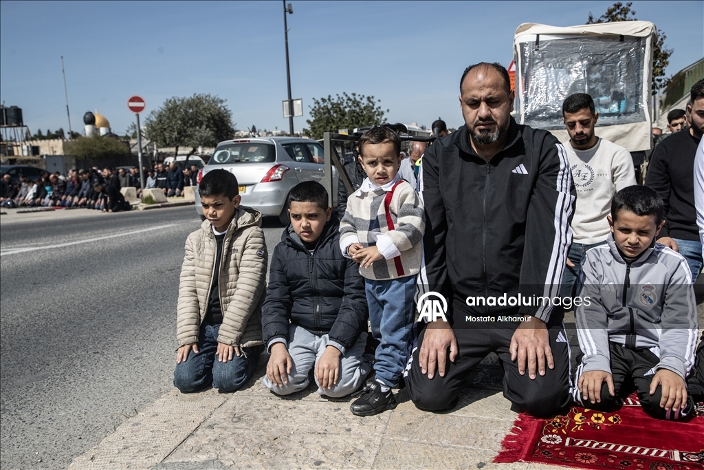 İsrail'in Mescid-i Aksa'yı ibadete kapatması üzerine Filistinliler cuma namazını sokaklarda kıldı