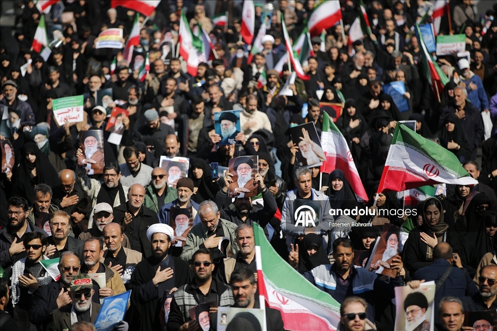 Tahran’da cuma namazının ardından toplanan kalabalık ABD ve İsrail’i protesto etti