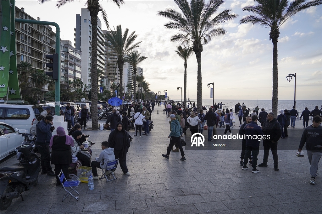 İsrail saldırıları nedeniyle evlerinden kaçan Lübnanlılar, günlerini sokakta geçiriyor