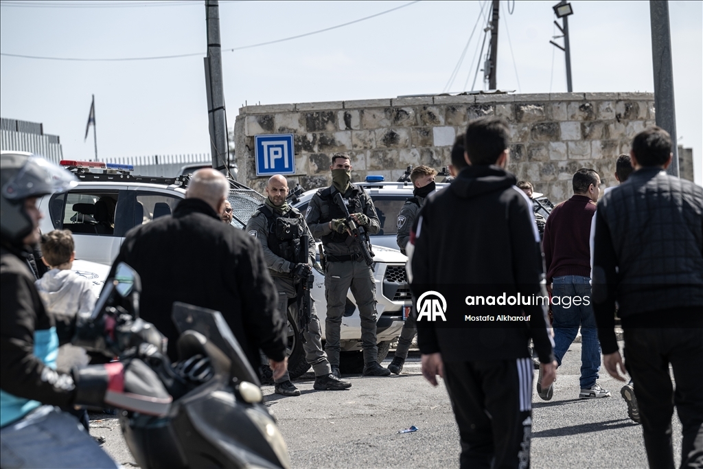 İsrail'in Mescid-i Aksa'yı ibadete kapatması üzerine Filistinliler cuma namazını sokaklarda kıldı