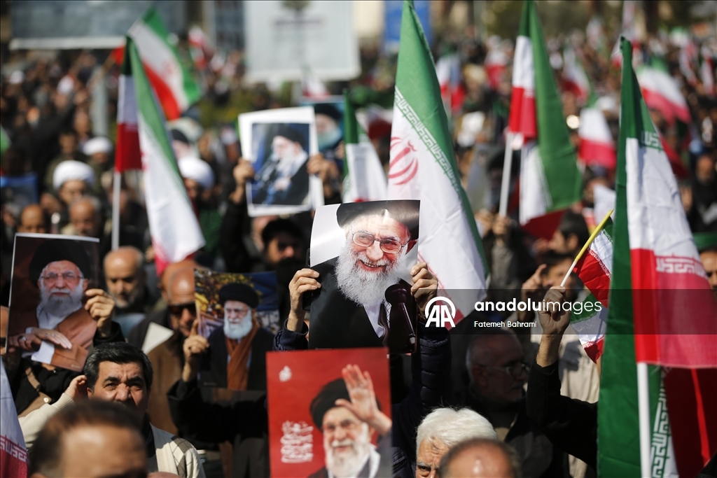Tahran’da cuma namazının ardından toplanan kalabalık ABD ve İsrail’i protesto etti