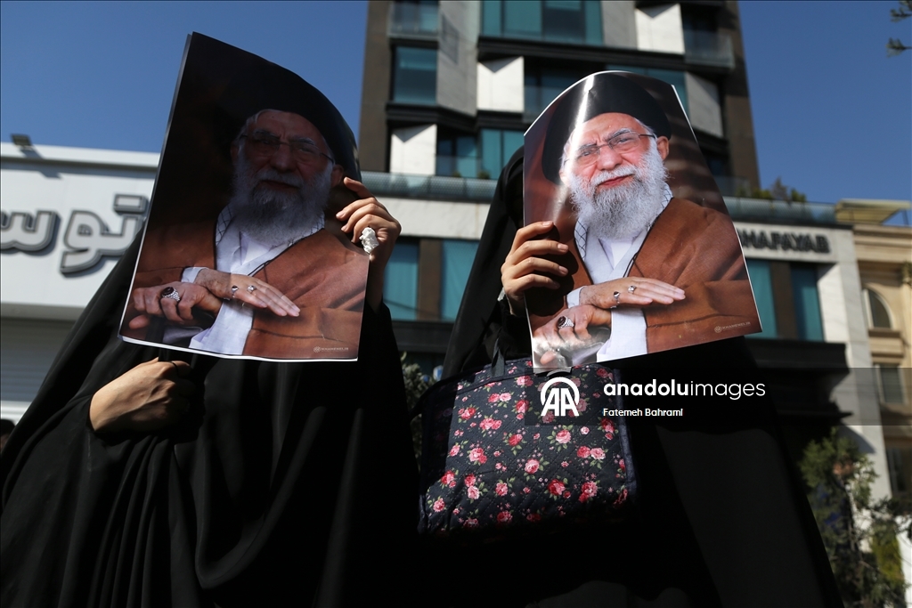 Tahran’da cuma namazının ardından toplanan kalabalık ABD ve İsrail’i protesto etti