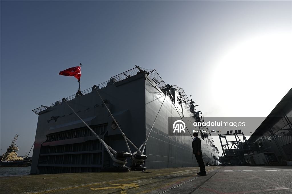 İngiltere'nin Southampton Limanı'na demirleyen TCG Anadolu gemisinde, Türk savunma sanayisi tanıtıldı