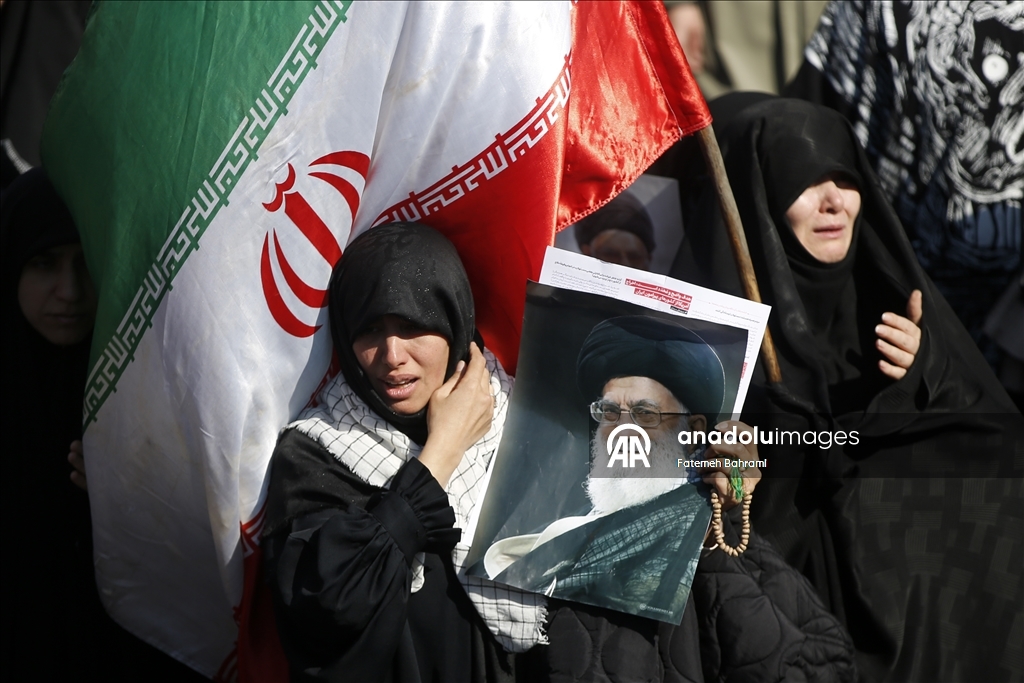 Tahran’da cuma namazının ardından toplanan kalabalık ABD ve İsrail’i protesto etti