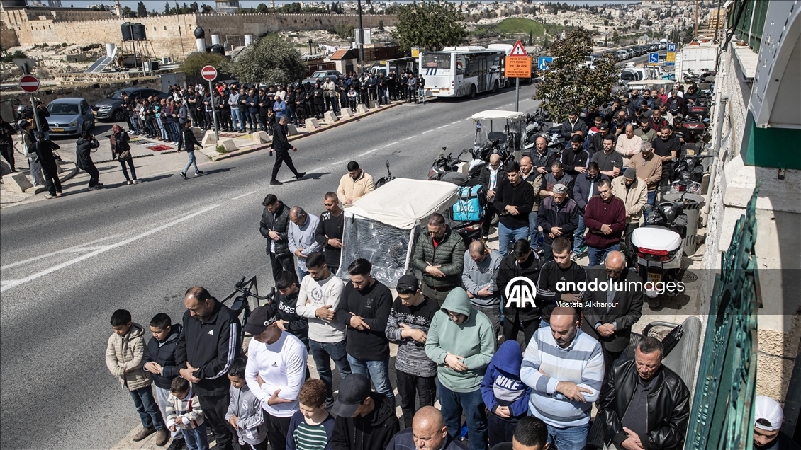 İsrail'in Mescid-i Aksa'yı ibadete kapatması üzerine Filistinliler cuma namazını sokaklarda kıldı