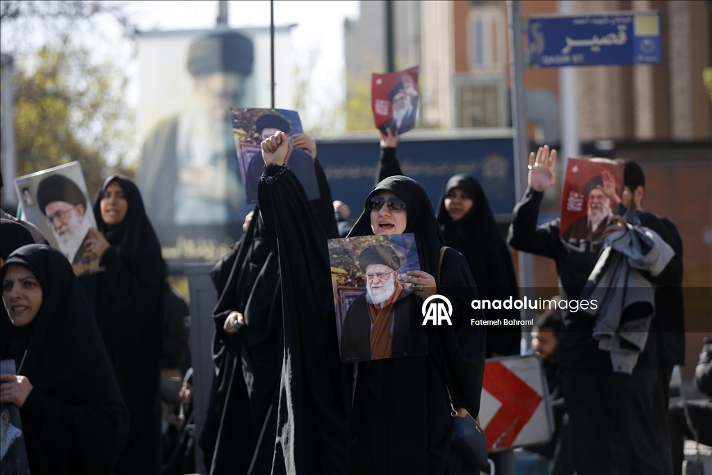 Tahran’da cuma namazının ardından toplanan kalabalık ABD ve İsrail’i protesto etti