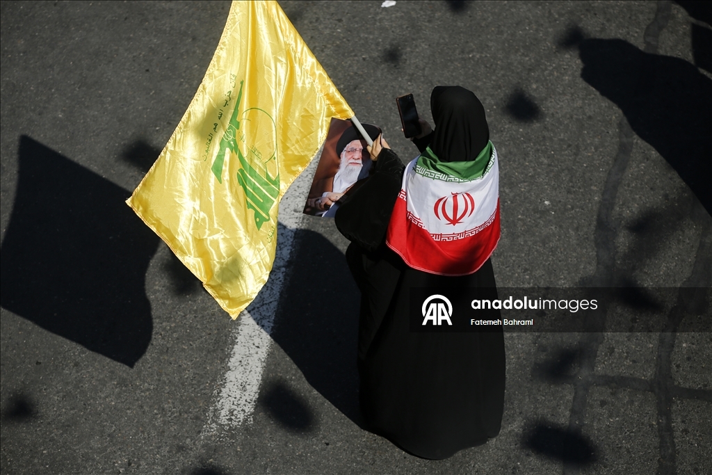 Tahran’da cuma namazının ardından toplanan kalabalık ABD ve İsrail’i protesto etti