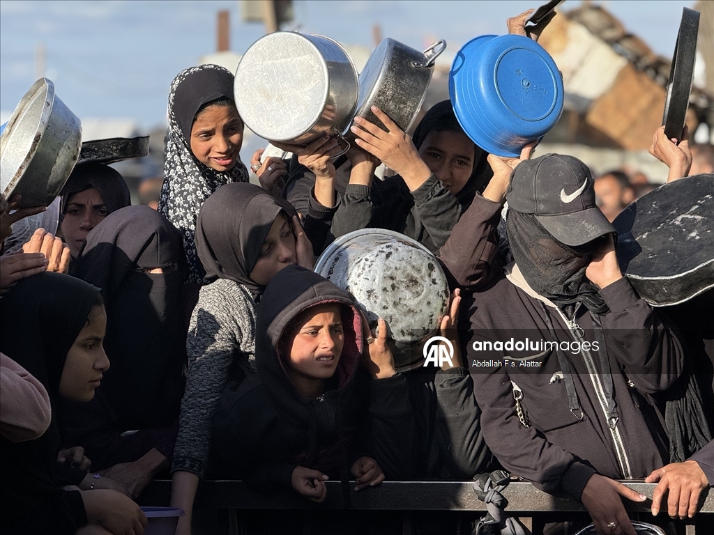 Gazze'de yerinden edilmiş Filistinlilere sıcak yemek dağıtımı yapıldı