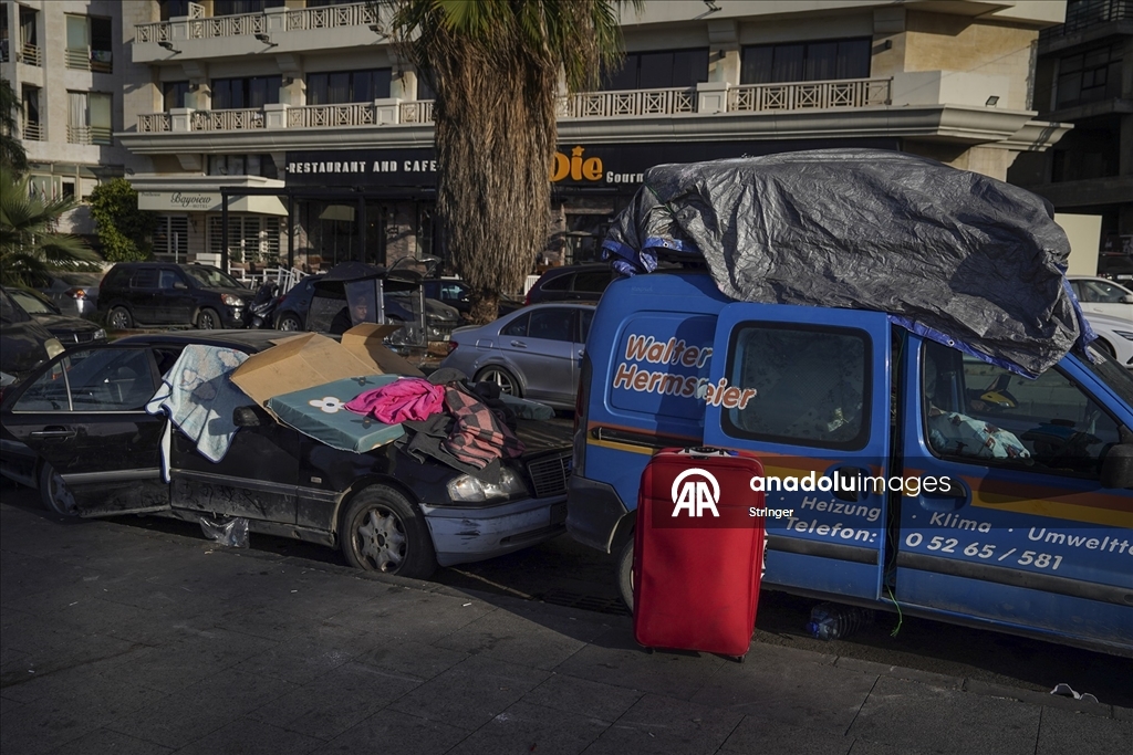 İsrail saldırıları nedeniyle evlerinden kaçan Lübnanlılar, günlerini sokakta geçiriyor