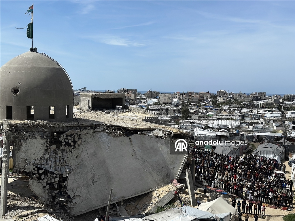 Gazze'de ramazan ayının üçüncü cuma namazı Elbani Camisi enkazında kılındı