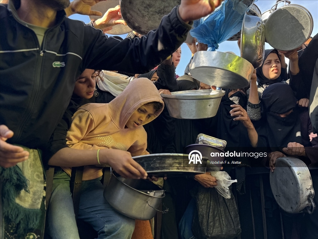 Gazze'de yerinden edilmiş Filistinlilere sıcak yemek dağıtımı yapıldı