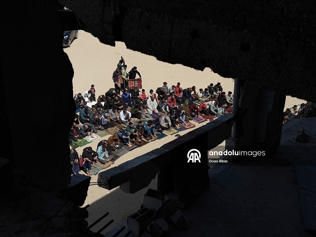 Gazze'de ramazan ayının üçüncü cuma namazı Elbani Camisi enkazında kılındı