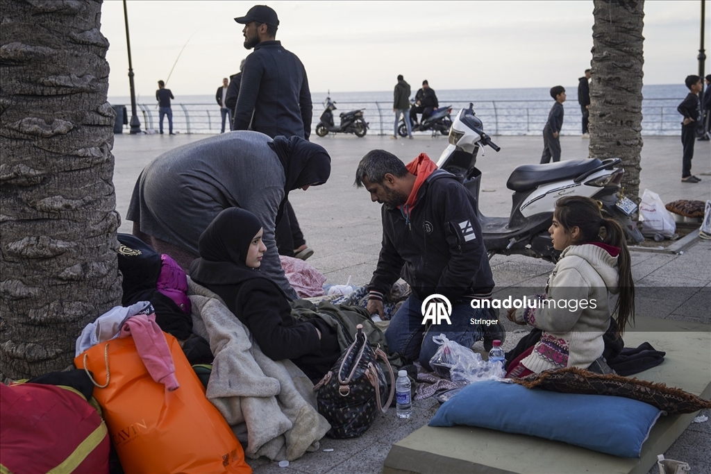 İsrail saldırıları nedeniyle evlerinden kaçan Lübnanlılar, günlerini sokakta geçiriyor