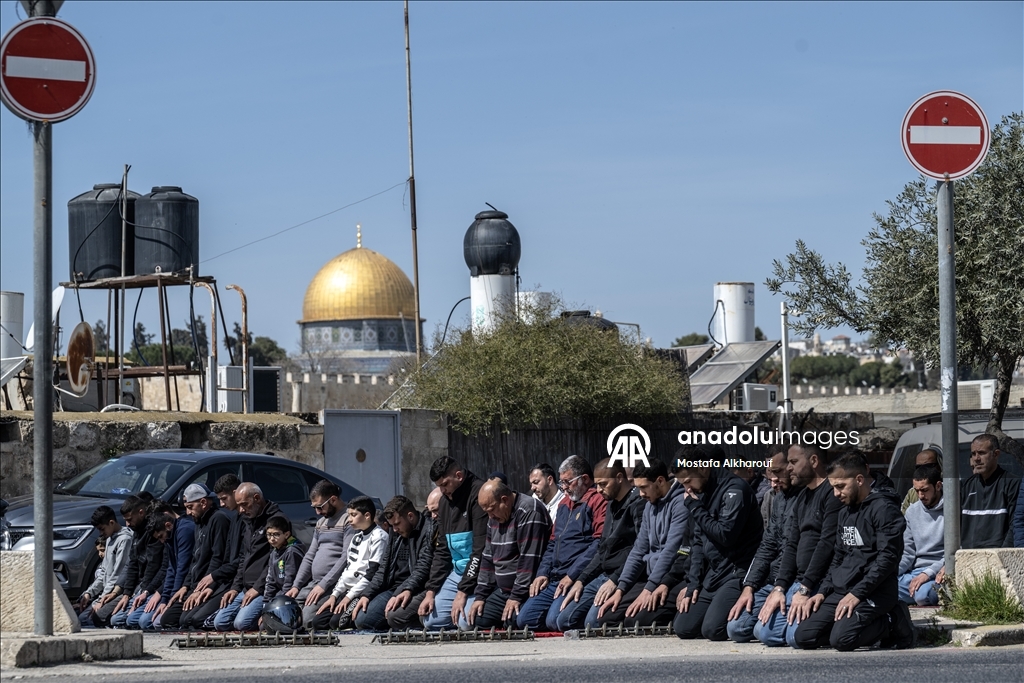 İsrail'in Mescid-i Aksa'yı ibadete kapatması üzerine Filistinliler cuma namazını sokaklarda kıldı