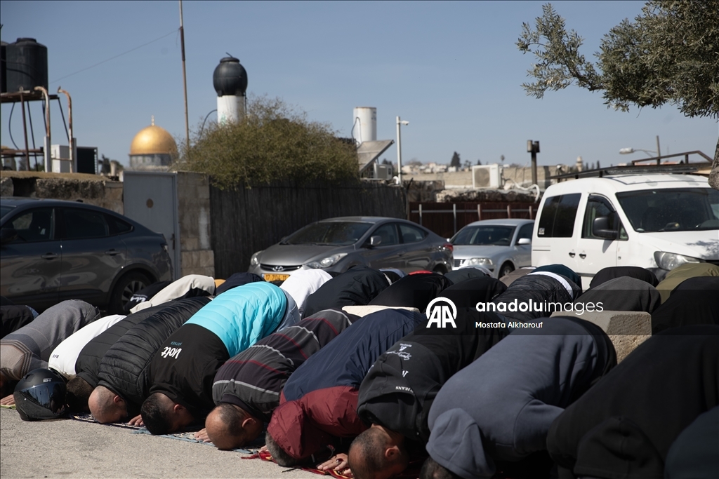 İsrail'in Mescid-i Aksa'yı ibadete kapatması üzerine Filistinliler cuma namazını sokaklarda kıldı