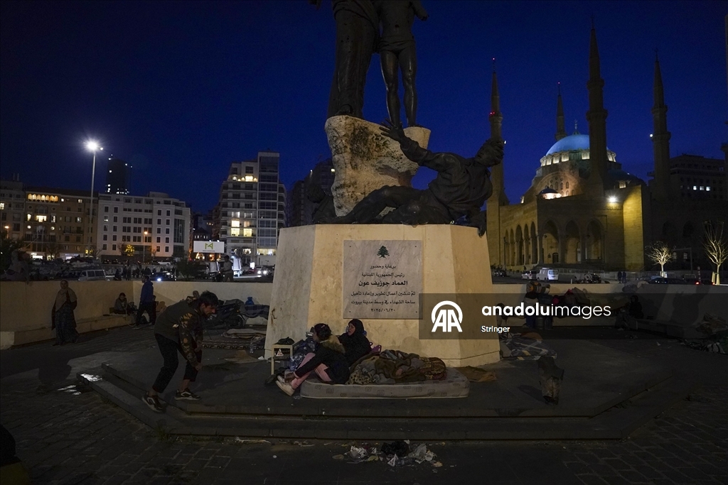 İsrail saldırıları nedeniyle evlerinden kaçan Lübnanlılar, günlerini sokakta geçiriyor