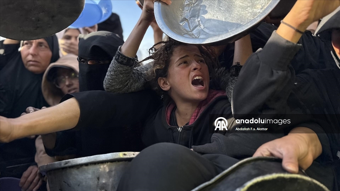 Gazze'de yerinden edilmiş Filistinlilere sıcak yemek dağıtımı yapıldı