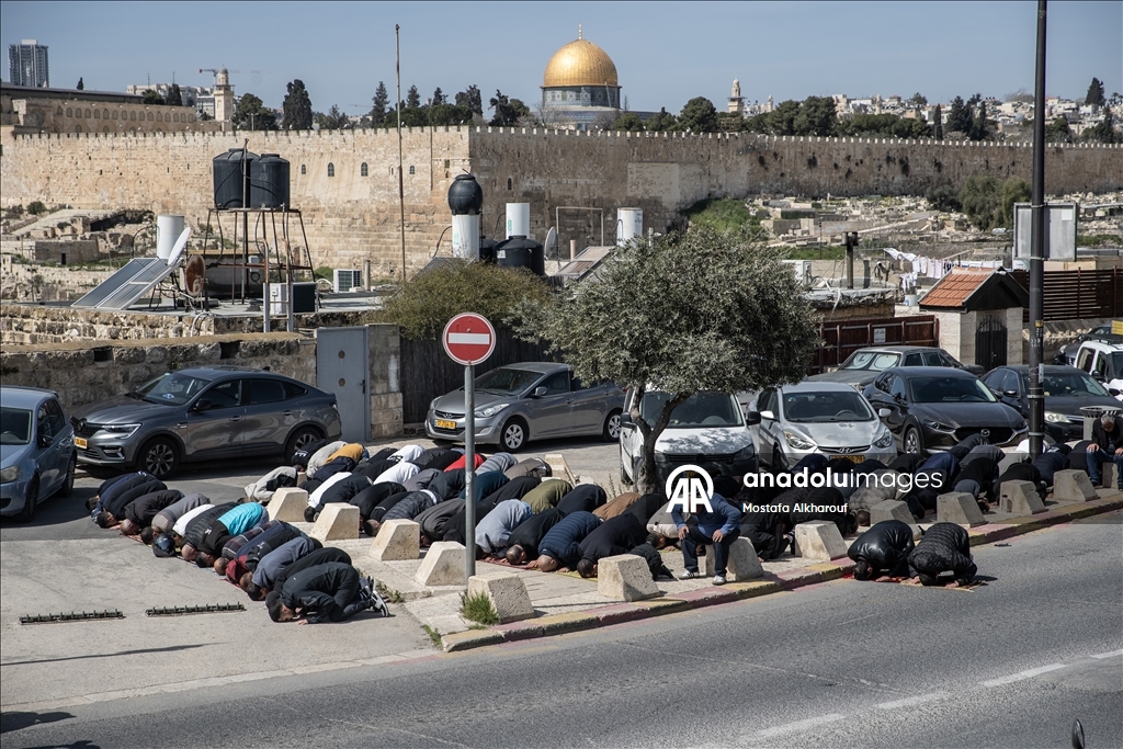 İsrail'in Mescid-i Aksa'yı ibadete kapatması üzerine Filistinliler cuma namazını sokaklarda kıldı