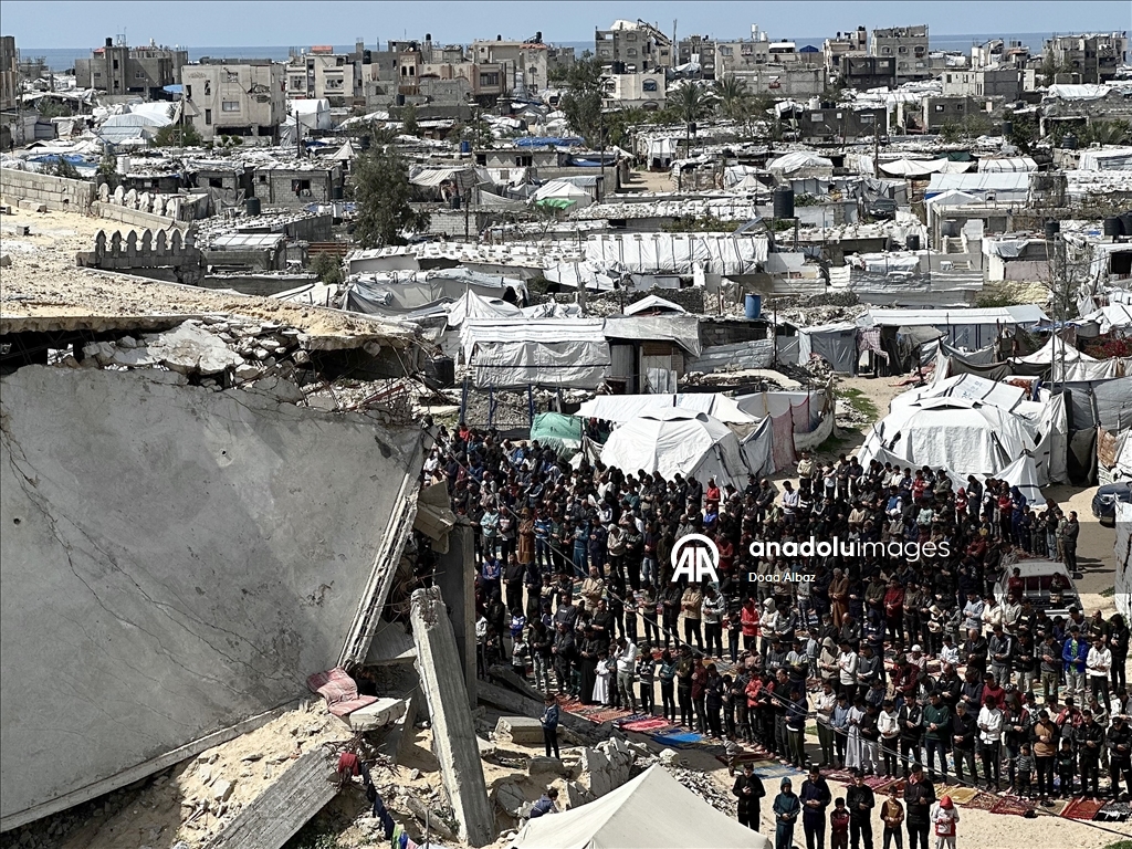 Gazze'de ramazan ayının üçüncü cuma namazı Elbani Camisi enkazında kılındı