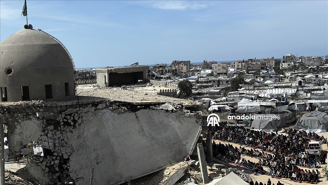 Gazze'de ramazan ayının üçüncü cuma namazı Elbani Camisi enkazında kılındı