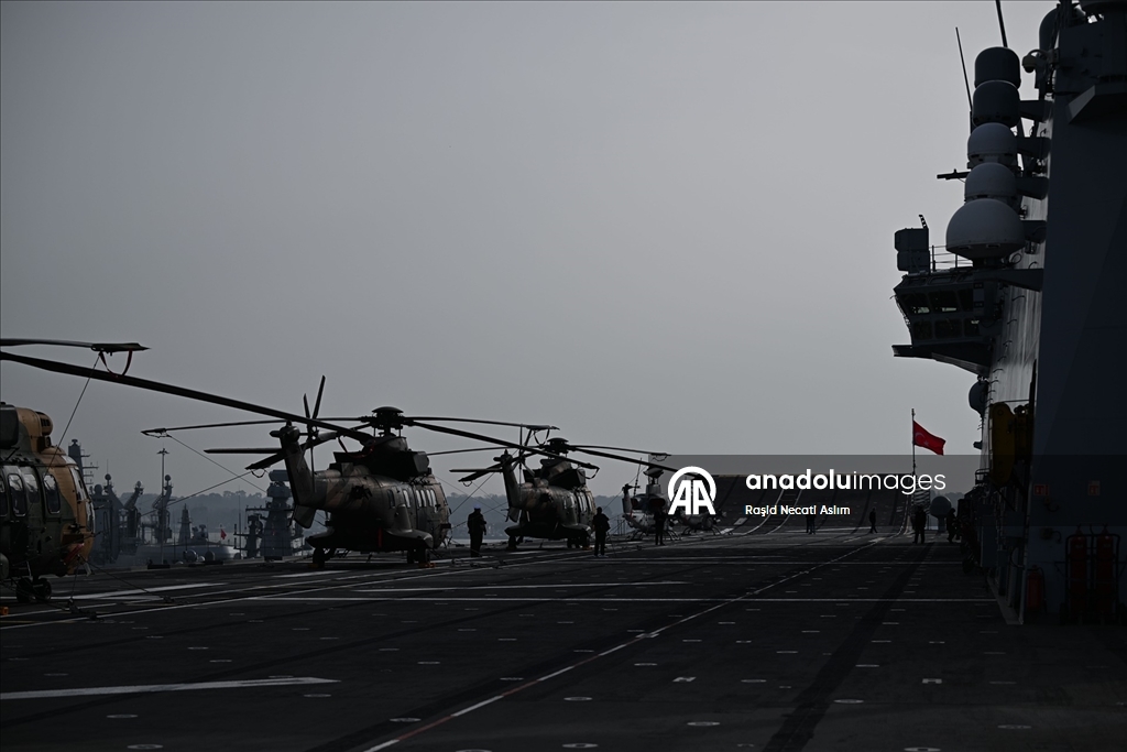 İngiltere'nin Southampton Limanı'na demirleyen TCG Anadolu gemisinde, Türk savunma sanayisi tanıtıldı