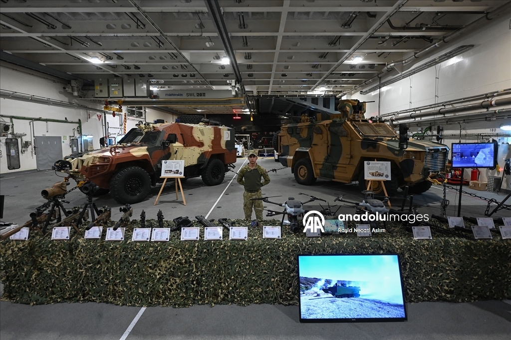 İngiltere'nin Southampton Limanı'na demirleyen TCG Anadolu gemisinde, Türk savunma sanayisi tanıtıldı