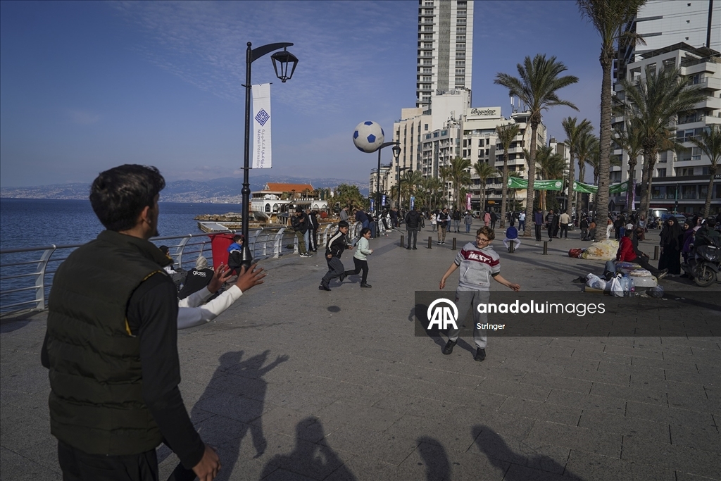 İsrail saldırıları nedeniyle evlerinden kaçan Lübnanlılar, günlerini sokakta geçiriyor