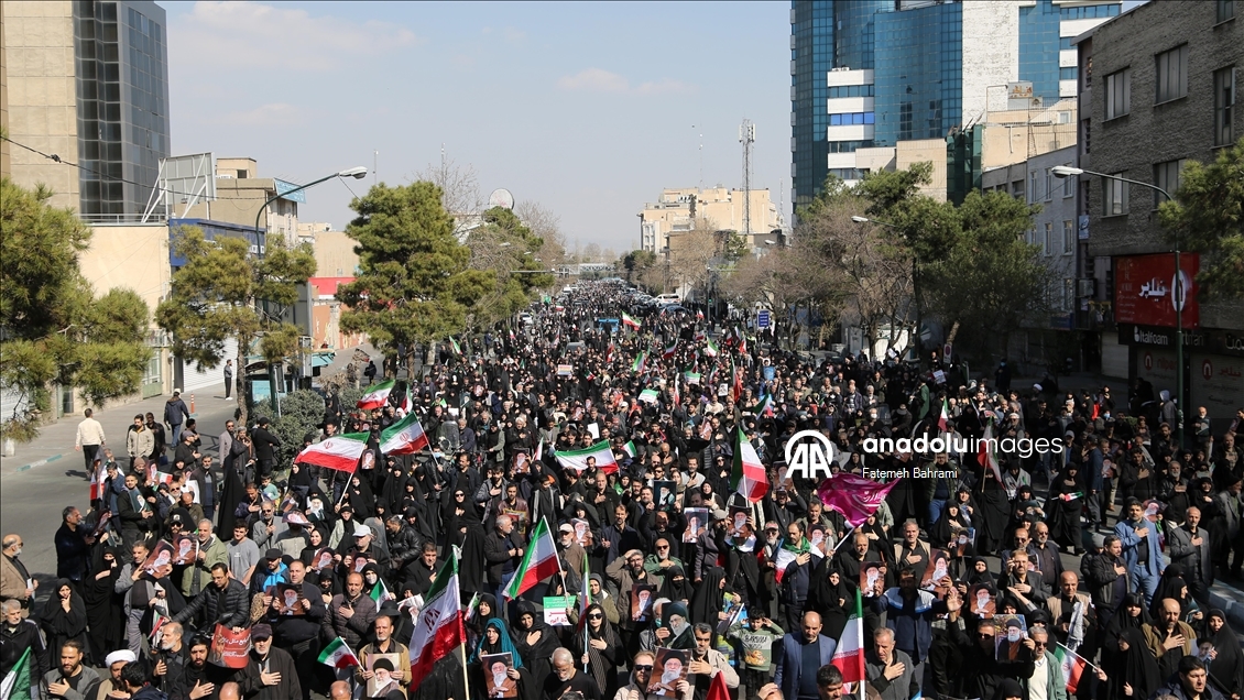 Tahran’da cuma namazının ardından toplanan kalabalık ABD ve İsrail’i protesto etti