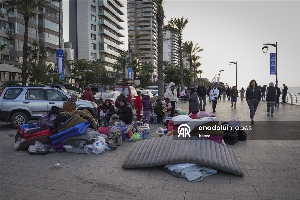 İsrail saldırıları nedeniyle evlerinden kaçan Lübnanlılar, günlerini sokakta geçiriyor