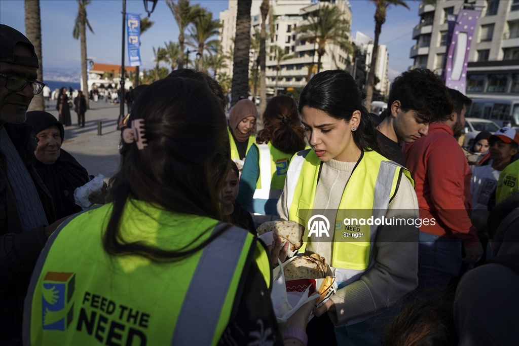 İsrail saldırıları nedeniyle evlerinden kaçan Lübnanlılar, günlerini sokakta geçiriyor