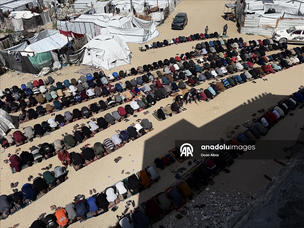 Gazze'de ramazan ayının üçüncü cuma namazı Elbani Camisi enkazında kılındı