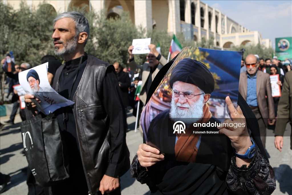 Tahran’da cuma namazının ardından toplanan kalabalık ABD ve İsrail’i protesto etti